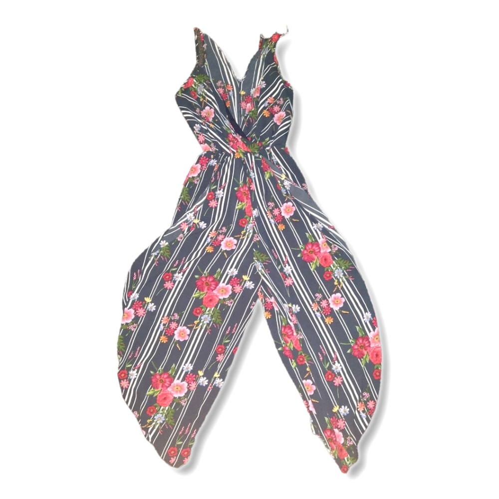 Scobe Flyaway hem wide leg floral jumpsuit in size Med.